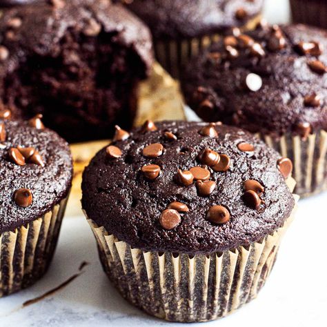 Healthy Chocolate Muffins {Moist and Easy!} - iFoodReal.com Chocolate Muffins Moist, Double Chocolate Muffin Recipe, Healthy Chocolate Ice Cream, Healthy Chocolate Muffins, Triple Chocolate Muffins, Double Chocolate Chip Muffins, Flours Banana Bread, Chocolate Muffin Recipe, Double Chocolate Muffins