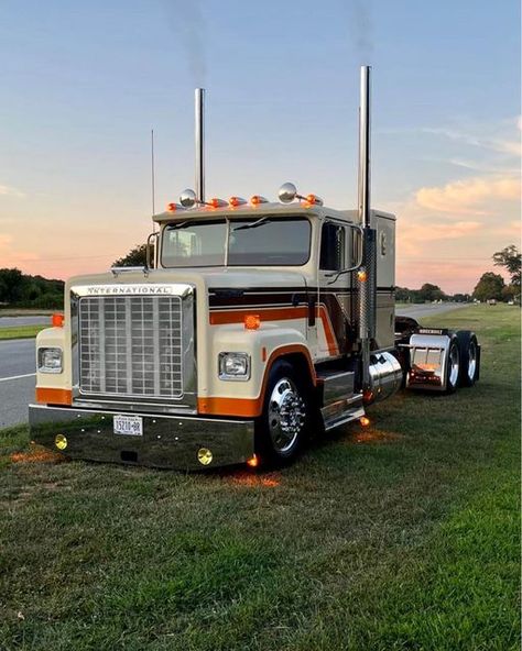 Rollin Chrome Mafia on Instagram: "One of a kind Eagle 🦅 This thing is Sweet‼️ @chet379x #semis#trucks #heavyhaulers #transport #rigs#trucking#chrome#peterbilt#kenworth #freightliner#mack#volvo#international #westernstar#CAT#cummins#detroit #diesels #dieseltrucks #largecars #showtrucks #dropvisormafia #bigrigs" Show Trucks Custom Big Rigs, Semi Trucks Interior, American Pickup Trucks, Customised Trucks, Freightliner Trucks, Truck Transport, Custom Big Rigs, Truck Paint, Kenworth Trucks