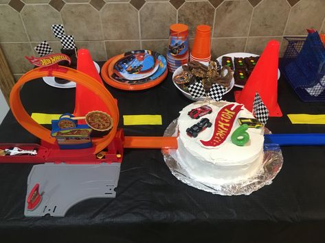 Hot Wheels Cake Diy, Hot Wheels Birthday Cake Diy, Diy Hot Wheels Cake, Wheels Cake, Hot Wheels Cake, Hotwheels Birthday Party, Hot Wheels Birthday, Hot Wheels Party, Cake Diy