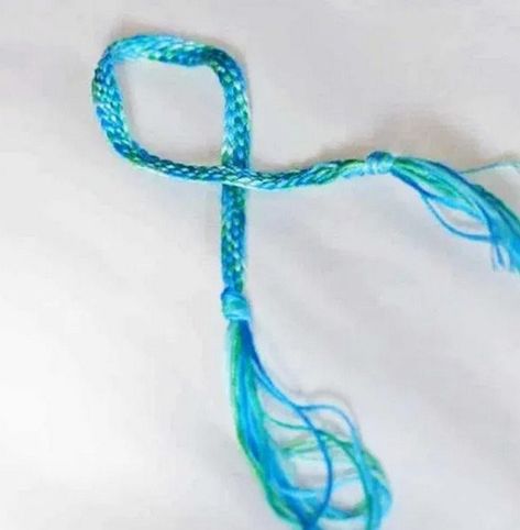 How To Make Friendship Bracelets Friendship Bracelets With 2 Colors, Wax Thread Bracelet Ideas, Friendship Bracelet Ideas, Braided T Shirts, T Shirt Bracelet, Braided Friendship Bracelets, Summertime Crafts, Diy Friendship Bracelet, Making Friendship Bracelets