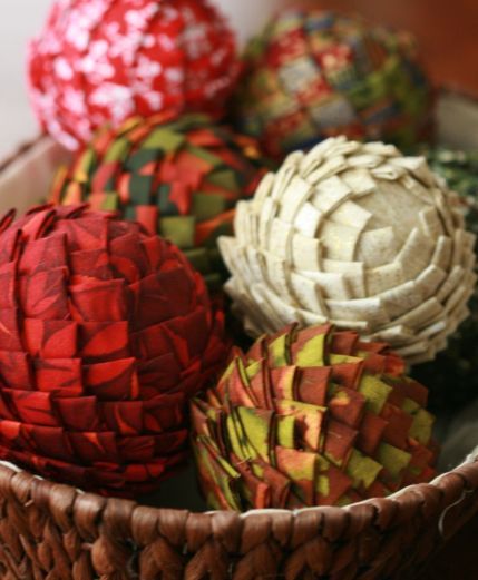 Tutorial: Pretty pinecone ornaments – Needle Work Fabric Balls, Pinecone Ornaments, Pine Cone Crafts, Styrofoam Ball, Navidad Diy, S'mores, Fabric Ornaments, Noel Christmas, Diy Fabric