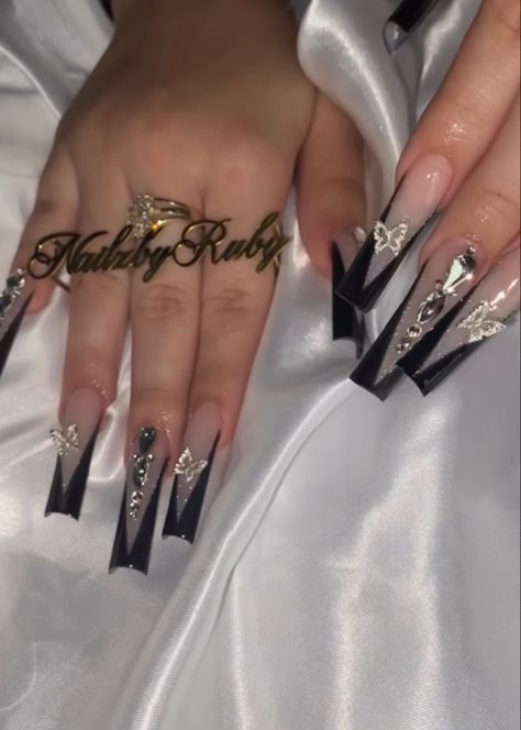 Black French Tip Nails Coffin Long With Diamonds, Baddie Black French Tip Nails, Chicana Nails Acrylic Black, Black Latina Nails, Black Baddie Nails, Long Black Nails With Charms, Baddie Nails Instagram, Long Square Acrylic Nails Goth, Latina Nails