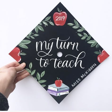 Graduation Cap Decoration Teacher, Graduation Cap Pictures, Education Graduation Cap, Teacher Graduation Cap, Funny Graduation Caps, Education Graduation, Creative Graduation Caps, College Grad Cap Ideas, Custom Graduation Caps