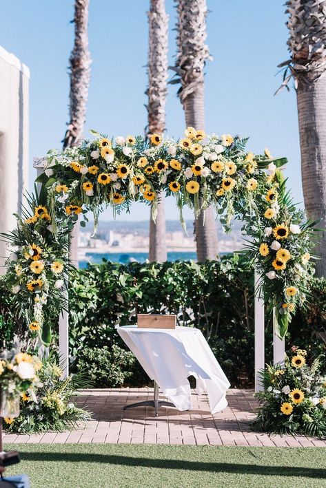 Sunflower Bridesmaid Bouquet, Sunflower Wedding Decorations, Wedding Flower Ideas, Rustic Sunflower Wedding, Wedding Flowers Sunflowers, Sunflower Themed Wedding, Sunflowers And Daisies, White Roses Wedding, Bridal Bouquet Fall