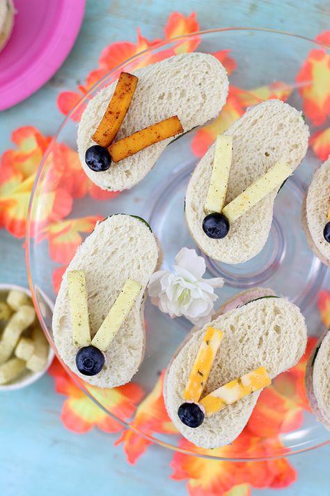 Flip Flop Sandwiches. So cute, great for summertime parties and beach parties. These are made with Sargento Cheese Snacks, Blueberries, Cucumbers and Strawberry Cream Cheese. Adorable! Luau Recipes, Easy Home Meals, Theme Dinners, Beach Cupcakes, Aloha Party, Decorações Com Comidas, Fiesta Tropical, Creative Cupcakes, Cheese Snacks