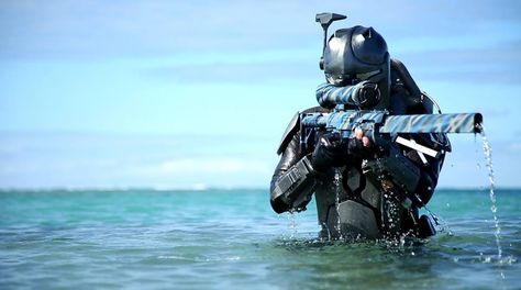 Mando coming out of water Coming Out Of Water, Mandalorian Clans, Mandolorian Armor, Mando Armor, Mandalorian Armour, Mandalorian Cosplay, Foam Armor, Star Wars Painting, Mandalorian Armor