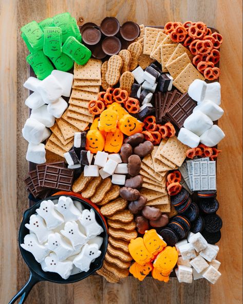 Halloween Smores Bar, Smores Charcuterie, Smores Charcuterie Board, Fall Smores, Halloween Smores, Mom Tweets, Fall Hot Chocolate, Candy People, Picnic Date Food