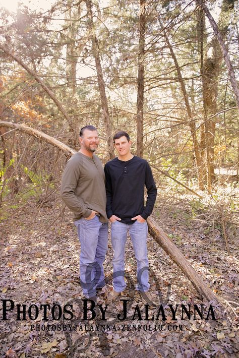 Older Sibling Poses, Father And Son Photography, Father Son Pictures, Father Son Photography, Father Son Photos, Outdoor Family Pictures, Photography Siblings, Pose Couple, Brothers Photography