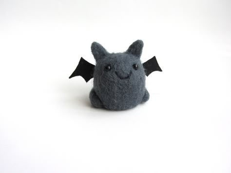 Needle Felt Bat, Needle Felt Halloween, Aura Christmas, Felting Halloween, Bat Diy, Felt Bat, Kawaii Bat, Felted Toys, Nursery Deco