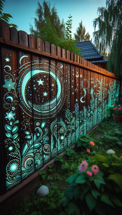 Fence Lighting Ideas, Creative Fence, Garden Fence Art, Eksterior Modern, Fencing Ideas, Hippie Lifestyle, Fence Art, Fence Lighting, Backyard Inspo