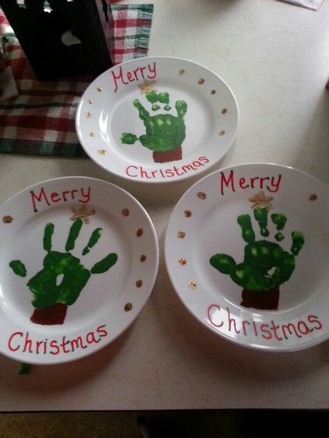 DIY Christmas Plates for Kids to Make - Party Wowzy Diy Christmas Plate, Preschool Christmas Gifts, Christmas Handprint Crafts, Handprint Christmas, Parents Christmas, Christmas Crafts For Toddlers, Christmas Gifts To Make, Christmas Crafts For Kids To Make, Christmas Gifts For Parents