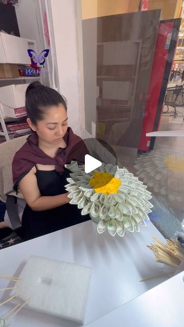 💐Money Flowers and beyond since 2019 on Instagram: "I have been making many beautiful pre-order bouquets, but can’t post them yet��….stay tuned! #kkhouse #moneybouquet #moneybouquetbykkhouse #tutorial #tutorials #diy #bouquet #ramos #sanjose #graduation #graduationgift" Flower Bouquet With Money, Money Flower Bouquet, Graduation Money Bouquet, Graduation Bouquet, Money Flowers, Graduation Money, Money Bouquet, Money Gifts, Birthday Money