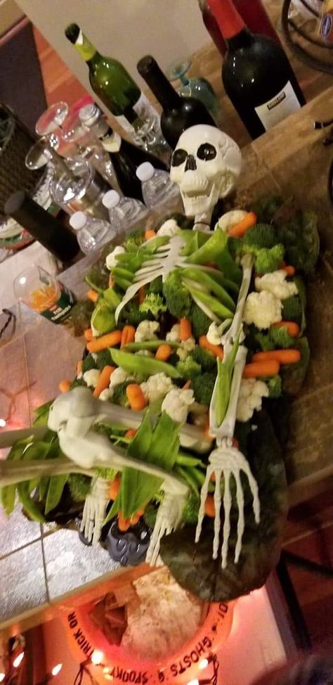 Veggie Tray Ideas, Halloween Themed Appetizers, Halloween Veggie Tray, Puking Pumpkin, Pumpkin Vegetable, Halloween Food Appetizers, Healthy Halloween Snacks, Easy Halloween Party, Night Parties