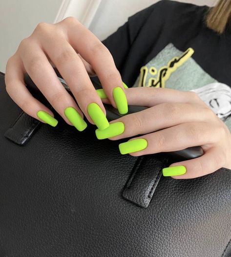 Esthetic Nails, Casual Nails, Green Neon, Nail Envy, Trendy Nail Design, Enamels, Nail Paint, Nail Games, Matte Nails