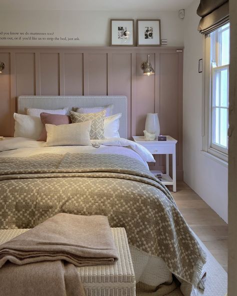 Spare Bedroom Ideas Colour, Pink And Green Bedroom Panelling, Calm And Cosy Bedroom, Pale Bedroom Ideas, Neutral Panelled Bedroom, Attic Bedroom Paneling, Pink Panel Bedroom, Neptune Home Bedroom, Mauve Bedroom Panelling