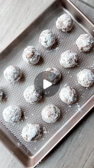 Aubrey Schoenekase (kalekouture) on Instagram: "puppy chow protein bites 🥵 I have you guys to thank for this idea — we did it team. they’re literally 💫phenomenal💫that’s it, that’s the caption. make them asap!
 ⠀⠀⠀⠀⠀⠀⠀⠀⠀⠀⠀⠀
ingredients:
• 2 & 2/3 cup chex cereal
• 6 Tbsp milk chocolate chips
• 3/4 cup peanut butter
• 3 scoops (90g) protein powder (I used vanilla @iheartmacros but a chocolate powder would be ideal)
• 1/2 cup powdered sugar (from a macro standpoint you’ll only end up using about 20g but you need to start with more to make it easier to cover them!)
 ⠀⠀⠀⠀⠀⠀⠀⠀⠀⠀⠀⠀
directions:
• melt your pb & chocolate together
• quickly incorporate protein powder 
• fold in crushed chex cereal 
• use a cookie dough scoop to portion into balls, and drop into powdered sugar mixture to coat!
• Puppy Chow Protein Balls, Healthier Sweets, Easy Girl, Protein Bars Homemade, Chex Cereal, Jello Desserts, Protein Bites, Protein Balls, Low Carb Sweets