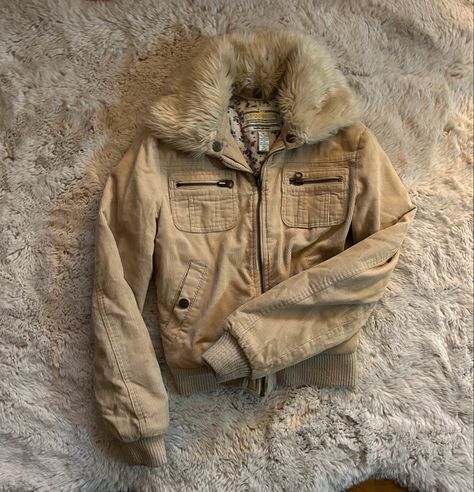 Fluffy Gilet Outfit, Aesthetic Jackets, Sixth Form Outfits, Fluffy Jacket, Tan Jacket, Future Outfit, Y2k Jacket, Vintage Fits, Cool Fits