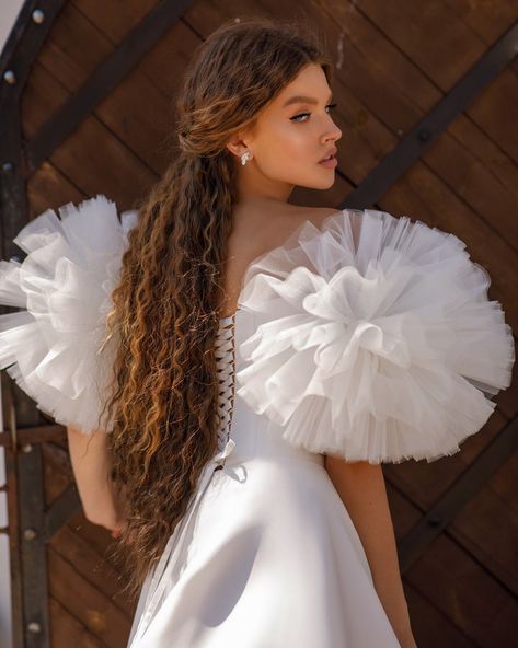 Deattachable Sleeve, Detachable Sleeves Fashion, Detachable Tulle Sleeves, Honk Jr, Power Fashion, Flower Power Fashion, Volume Sleeves, Tulle Balls, Removable Sleeves