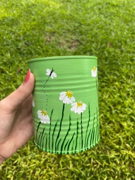 Painted Tin Can Flower Pots, Tin Can Painting Ideas Aesthetic, Painted Cans For Plants, Tin Art Diy, How To Paint Tin Cans, Tin Can Art Diy, Can Painting Diy Tin, Tin Can Painting Ideas, Tin Can Painting