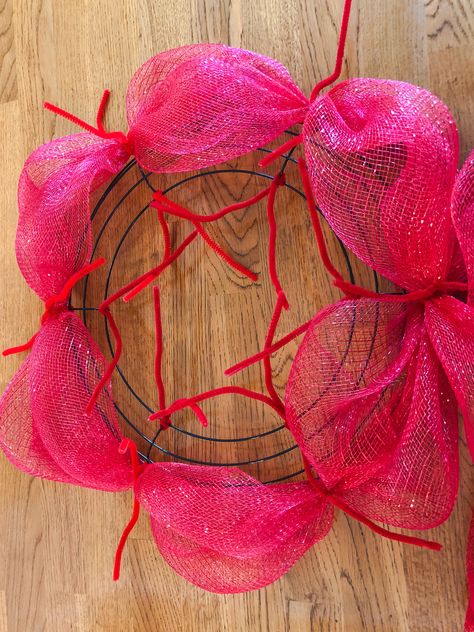 Wreaths Diy Easy, Deco Mesh Wreath Tutorial, Julkransar Diy, Diy Deco Mesh Wreath, Mesh Garland, Deco Mesh Garland, Summer Deco Mesh Wreaths, Mesh Ribbon Wreaths, Deco Mesh Wreaths Tutorials