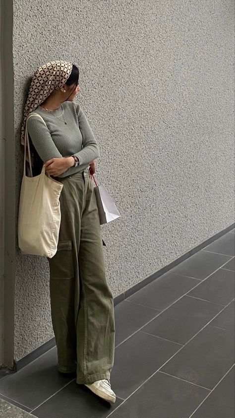 green cargo pants aesthetic ig story inspo Halal Outfits For School, Hijabi Model Photoshoot, Hijab Fashion School, Hijabi Outfits Fall, Hijabi Summer Fashion, Cute Hijabi Outfits Summer, Ootd Turban Style, Modest Y2k Fashion, Modesty Fashion Casual