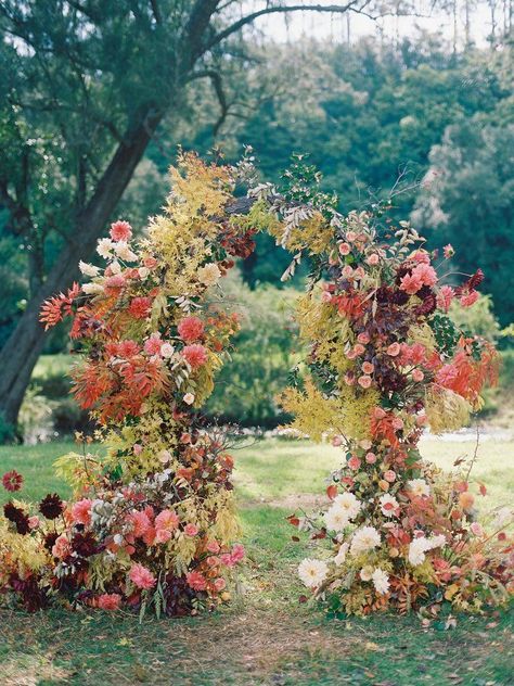 Fall Wedding Ceremony Decorations, Fall Wedding Ceremony, Floral Arch Wedding, Flower Installation, Wedding Entrance, Wedding Ceremony Flowers, Fall Wedding Flowers, Ceremony Inspiration, Floral Backdrop