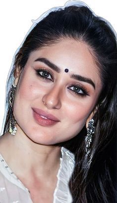 Indian Actress Makeup Looks, Classic Indian Makeup, Desi Light Makeup, Kareena Kapoor Kajal Eyes, Makeup Ideas Indian Skin, Cat Pretty Makeup Look, Day Makeup Looks Indian, Kohl Makeup Looks, Kareena Kapoor Makeup Looks