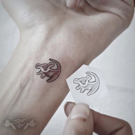 Matching Disney Tattoos, Lion King Tattoo, Diy Tattoo Permanent, Tattoo Diy, Mouse Tattoos, Dot Tattoos, King Tattoos, Marvel Tattoos, Cat Tattoos