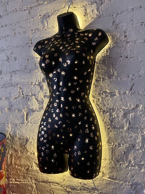 Mannequin Torso Ideas, Mannequin Lamp Ideas, Mannequin Painting Ideas, Painted Mannequin Torso, Mannequin Decor, Art Mannequin, Mannequin Torso, Jungle House, Mannequin Art