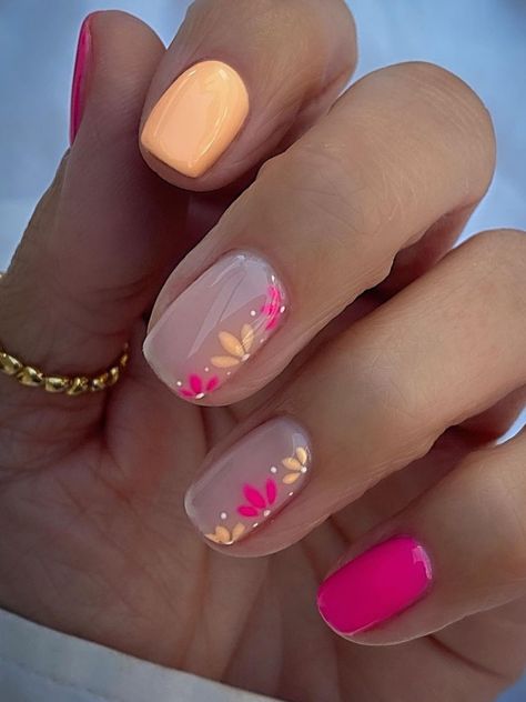 hot pink and peach nails with subtle flowers Summer Gel Nails, Nagellack Trends, Simple Gel Nails, Summery Nails, Her Nails, Cute Gel Nails, Vacation Nails, Nagel Inspo, Short Acrylic Nails Designs