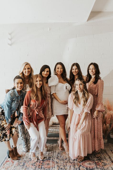 Maternity Shoot With Friends Group, Baby Shower Poses With Friends, Baby Shower Photoshoot Ideas, Baby Shower Poses, Baby Shower Pics, Shower Poses, Friend Pregnancy Photos, Pregnant Cartoon, Shower Shoot