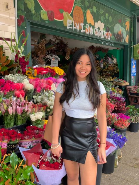 flower shop aesthetic outfit markets Flower Shop Outfit, Flower Shop Aesthetic, Shop Aesthetic, Aesthetic Outfit, Outfit Aesthetic, Photo Inspo, Outfits Aesthetic, Flower Shop, Aesthetic Clothes