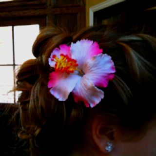 Easy Hawaiian hairstyle Hawian Theme Hairstyles, Hawaiian Luau Hairstyles, Hawaiian Hair Flowers, Hawaiin Hair Styles With Flowers, Hawaiian Flower Hair Clip, Hawaiian Hairstyles, Beach Wedding Reception, Beach Wedding, Wedding Reception