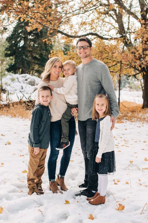 Fall Park Family Photos, Fall Photoshoot Family Of Five, Central Park Family Photoshoot Winter, Fall Family Photo Location Ideas, Fall Family Photos Aspen Trees, Christmas Photos Outfits, Cute Family Photos, Mini Outfit, England Photography