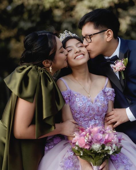 Family shoot Quinceanera Photoshoot Poses With Family, Family Quinceanera Pictures, Quinceañera Photoshoot Ideas With Family, Quinceanera Photoshoot Poses, Poses With Family, Quince Poses, Quinceañera Photoshoot Ideas, Quinceanera Pictures, Purple Quince