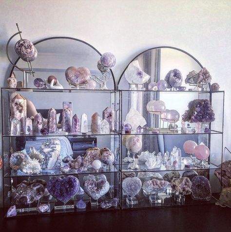 Large Crystal Display, Crystal Shop Display Ideas, Crystal Collection Aesthetic, How To Display Crystals And Stones, Decorating With Crystals, Crystal Shop Aesthetic, Cool Crystals, Crystal Display Ideas, Crystal Collection Display