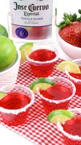 Strawberry Margarita Jello Shots - Want to learn how to make jello shots? This delicious strawberry margarita jello shot recipe is perfect for summer parties, backyard BBQs, pool parties, Cinco de Mayo and more! Yummy Jello Shots, Summer Jello Shots, Mojito Jello Shots, Desi Birthday, Strawberry Margarita Jello Shots, Cocktail Prosecco, Raspberry Lemonade Recipe, Margarita Jello Shots, Margarita Jello