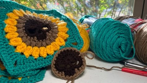 Fur, Claws, and Eyeballs on Tumblr: Skull-Sunflower Granny Square Tutorial Skull Flower Granny Square, Gothic Granny Square, Skull Granny Square, Punk Crochet, Sunflower Granny Square Pattern, Skull Sunflower, Stitching Diy, Crochet Hook Size, Fall Market