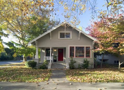 Craftsman Homes and Their Characteristics Prairie Style Windows, Craftsman Windows, Craftsman Homes, Porch Columns, Cottages And Bungalows, Tudor Style Homes, Cottage Inspiration, Craftsman Style Home, Craftsman Style Homes