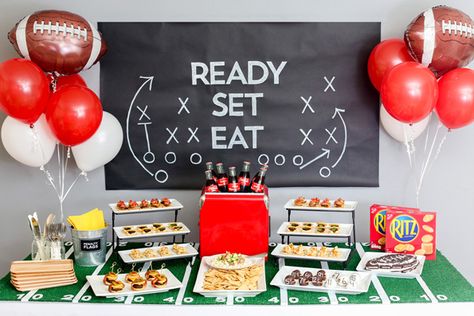 Home Bowl How To Souper Bowl Party, Football Themed Party, Superbowl Party Decorations, Souper Bowl, Birthday Breakfast Party, Easy Decorations, Evite Invitations, Theme Nights, Football Parties