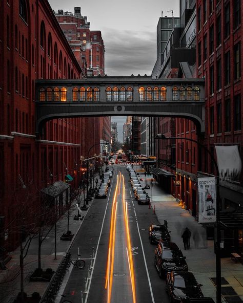 NYCgo on Instagram: “Chelsea Market skybridge. @guksergey ⠀ ⠀ ⠀ #NewYorkCity #SeeYourCity #ILoveNY #ThisIsNewYorkCity #nycgomostinstagrammedinnyc” Uptown New York, Chelsea Manhattan, Chelsea Market, New York Pictures, Unique Architecture, Concrete Jungle, New York State, Vacation Destinations, Travel Experience