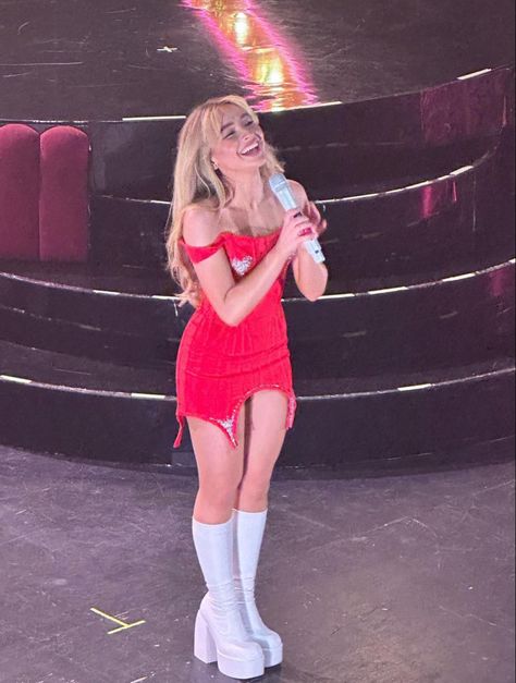 Sabrina Carpenter Gogo Boots, Sabrina Carpenter Heels, Sabrina Carpenter Red Dress, Sabrina Carpenter Shoes, Sabrina Carpenter Boots, White Gogo Boots Outfit, Gogo Boots Outfit, White Gogo Boots, Big Jeans