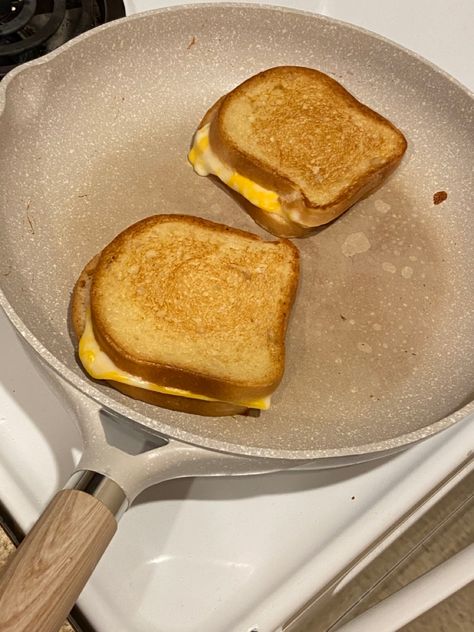 Grill Cheese Aesthetic, Grilled Cheese Sandwich Aesthetic, Grilled Cheese Aesthetic, Sandwiches Aesthetic, Sandwich Aesthetic, Lunch Aesthetic, Abby Jimenez, Perfect Grilled Cheese, Sandwich Lunch