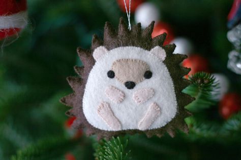 Sasha the Hedgehog. Not a Carolyn DeAngelis ornament, but I kept the same style. Felt Porcupine, Hedgehog Diy, Felt Patterns Free, Felt Hedgehog, Pocket Friend, Christmas Hedgehog, Hedgehog Ornament, Kids Christmas Gifts, Hedgehog Christmas