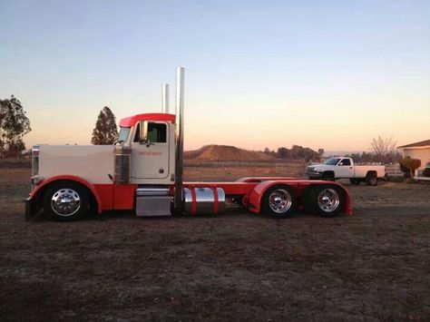 Day cab Peterbilt Peterbilt Day Cab, Diesel Mechanics, Peterbilt 389, Train Truck, Peterbilt 379, Custom Big Rigs, Show Trucks, Cool Vans, Big Boy Toys