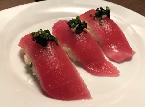 [homemade] Tuna Nigiri with chives and black garlic. Nigiri Recipe, Tuna Nigiri, Baked Crackers, Recipe Example, Black Garlic, Food Rules, Vegetarian Keto, Food Images, Recipe Images