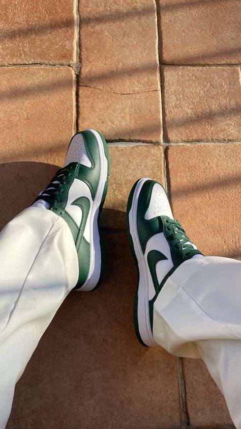 2022 Sneakers, Green Nike Shoes, Sneakers 2022, Pretty Sneakers, Trendy Shoes Sneakers, Pretty Shoes Sneakers, Nike Shoes Outfits, All Nike Shoes, Streetwear Mode