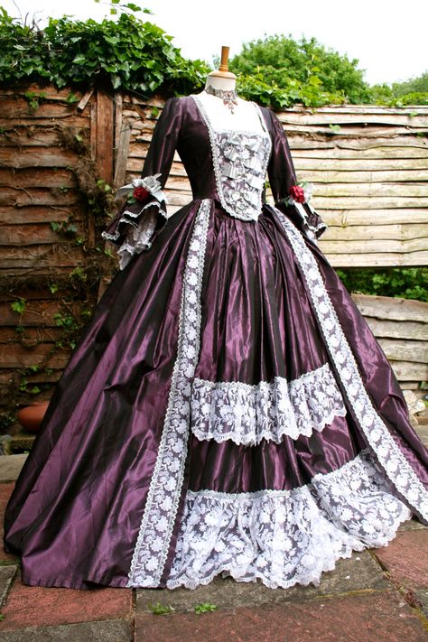 Urbane Urchins: Purple (aubergine) and silver Georgian gown Victorian Outfits, Victorian Ball Gowns, Victorian Ball, Medieval Dresses, Historical Patterns, Historical Gowns, Medieval Clothes, Civil Wars, Ball Gown Dress