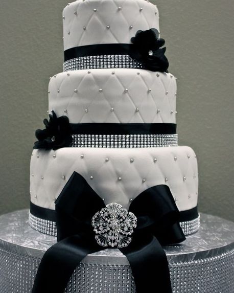 Wedding Cakes Black And White Classy, Black White And Silver Sweet 16, Wedding Cakes Black, Navy Blue Wedding Cakes, Black White Cakes, Wedding Cake Navy, Quince Cake, Bling Cakes, Black And White Wedding Cake