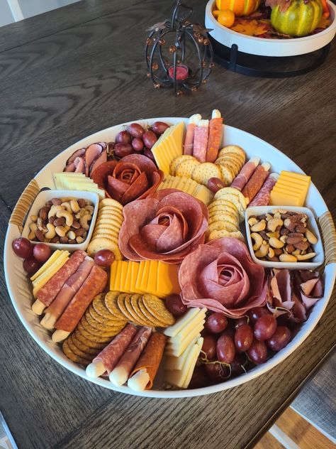 Meat Cheese Crackers Charcuterie, Charcuterie Round Board Ideas, Crackers And Cheese Platter, Cheese And Crackers Display, Meat Cheese And Cracker Tray Ideas, Meat Cheese Platters, Fall Charcuterie Board, Cheese And Cracker Tray, Fall Charcuterie